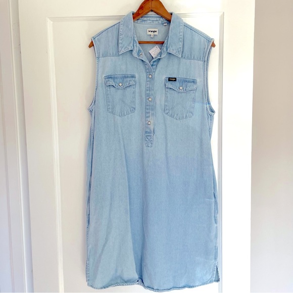 EUC Wrangler shift shirt dress / soft light wash denim / size medium - Picture 1 of 7